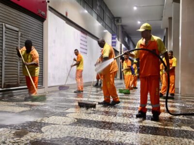 Agentes da Clin durante ação de limpeza com novos contêineres no Fonseca, em Niterói