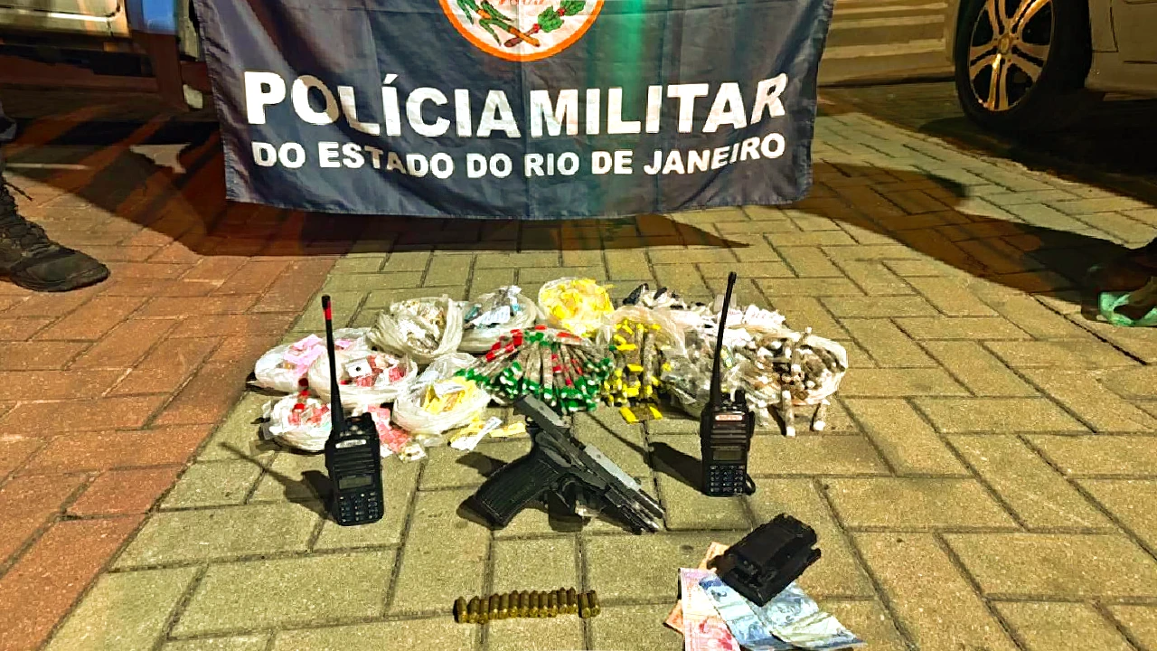 Arma, drogas e rádios apreendidos em operação do 12º BPM no MCMV de Maricá