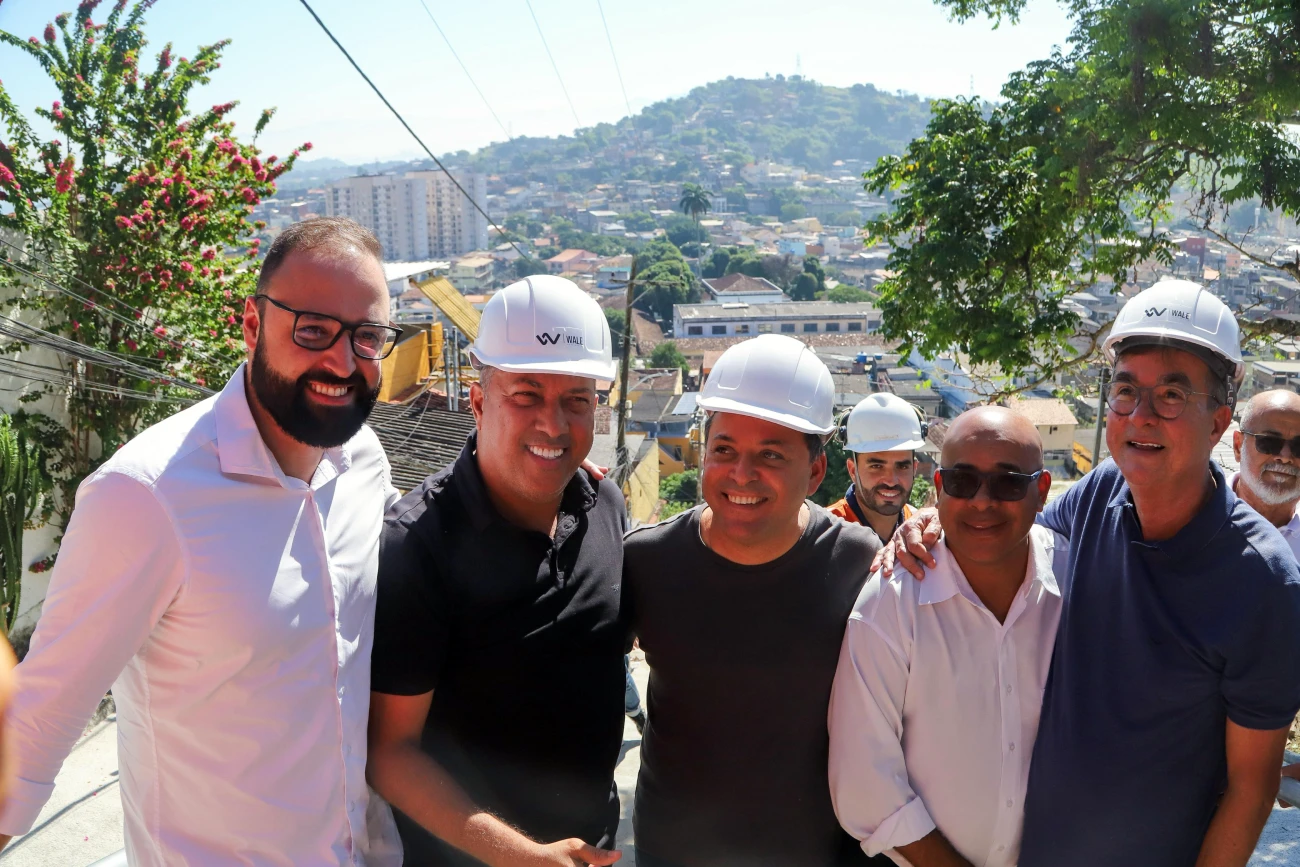 Comitiva municipal observa o andamento das obras