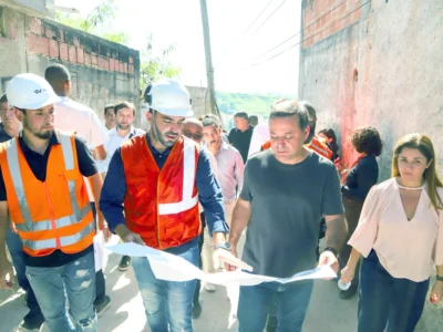 Rodrigo Neves caminha pela nova via pavimentada ao lado de secretários e engenheiros durante vistoria no Papagaio | Divulgação/Evelen Gouvêa