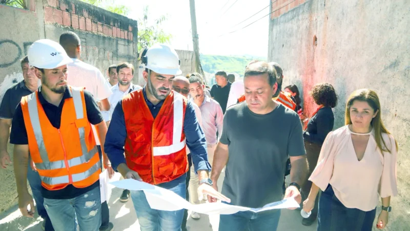 Rodrigo Neves caminha pela nova via pavimentada ao lado de secretários e engenheiros durante vistoria no Papagaio | Divulgação/Evelen Gouvêa