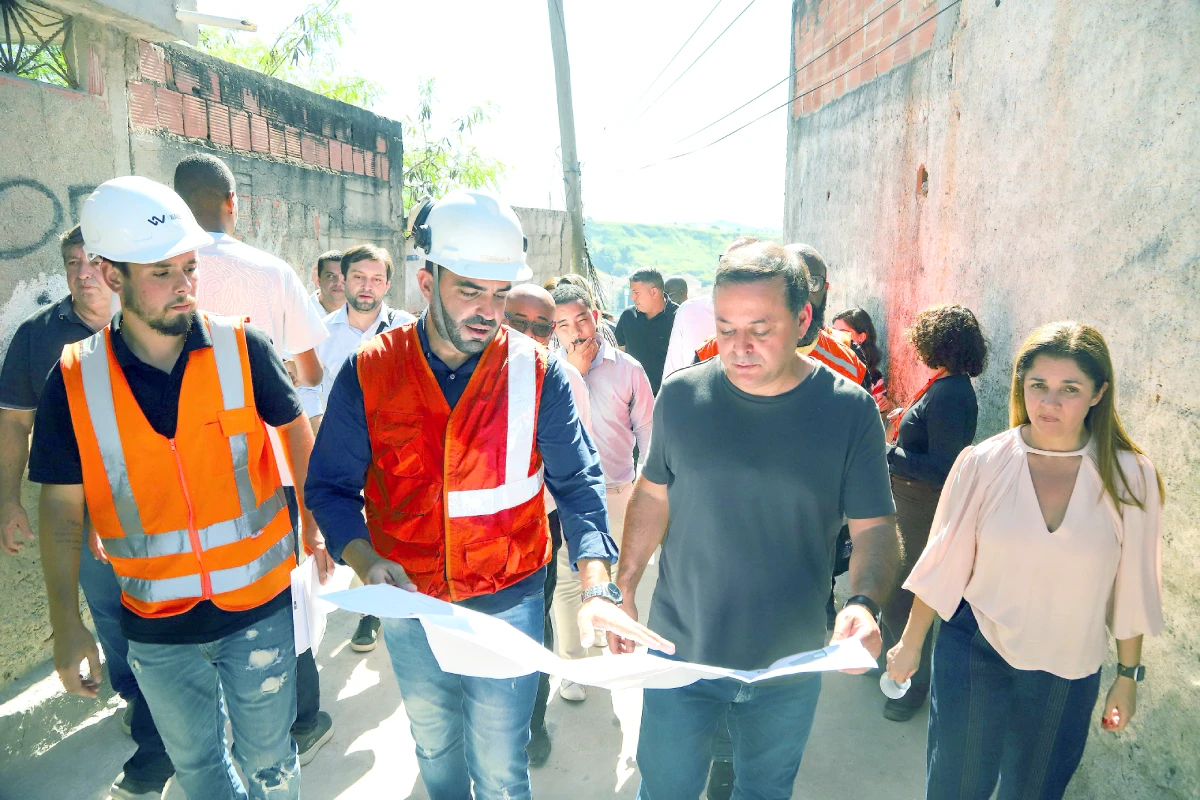 Rodrigo Neves caminha pela nova via pavimentada ao lado de secretários e engenheiros durante vistoria no Papagaio.