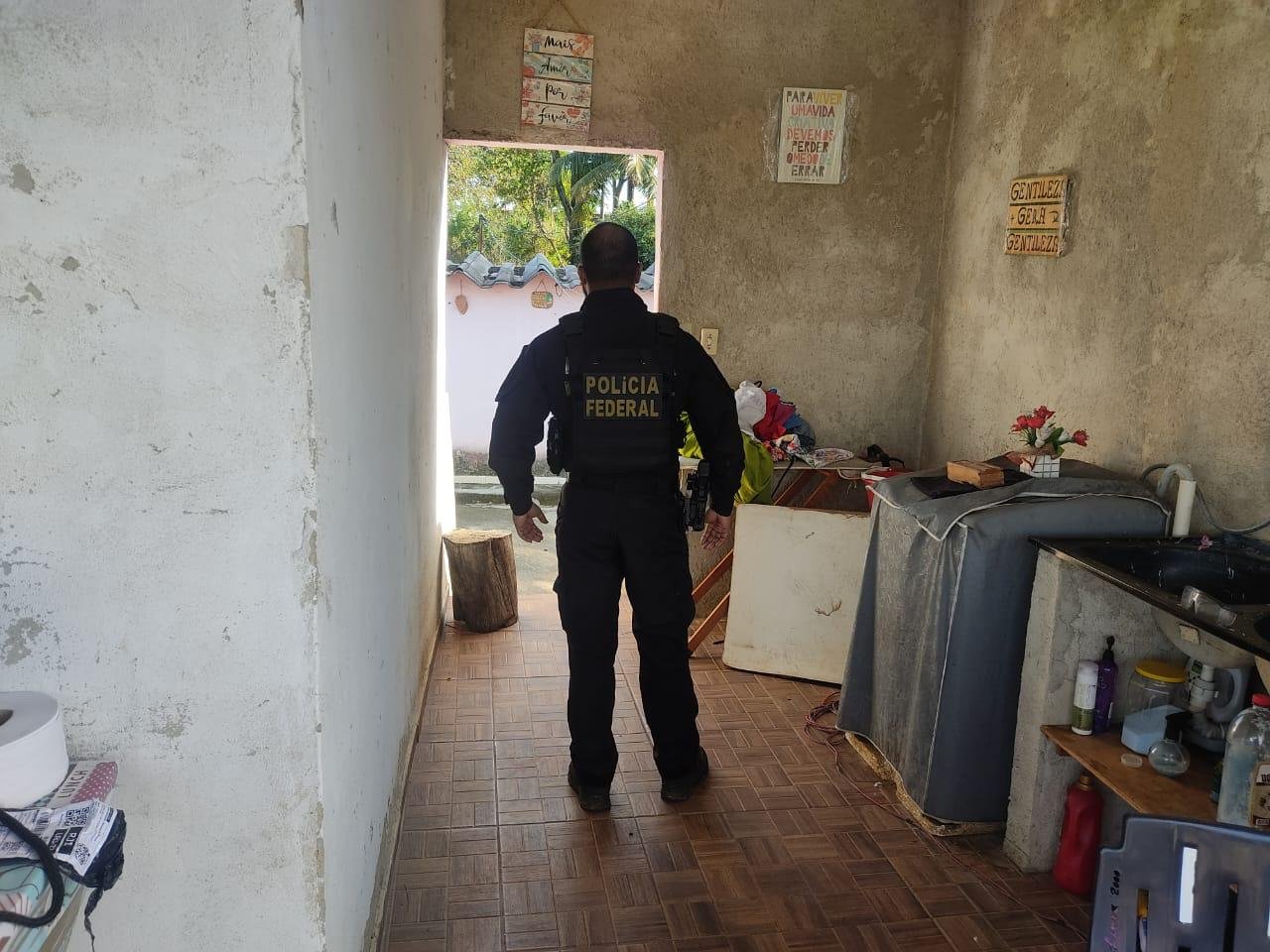 Durante operação contra comerciantes e compradores de vídeos de abuso sexual infantil e juvenil, agentes da Polícia Federal cumprem mandados judiciais, sendo o principal deles em Nova Iguaçu, na Baixada Fluminense