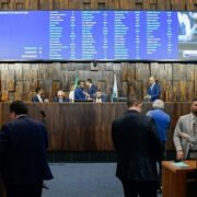 Sessão da Alerj que derrubou o veto de Cláudio Castro sobre a isenção da taxa do Duda
