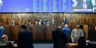 Sessão da Alerj que derrubou o veto de Cláudio Castro sobre a isenção da taxa do Duda