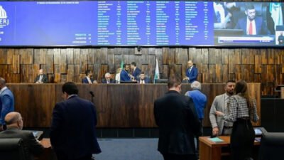 Sessão da Alerj que derrubou o veto de Cláudio Castro sobre a isenção da taxa do Duda