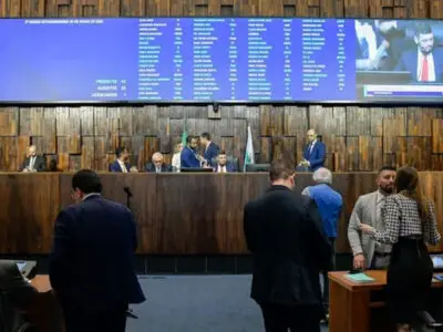 Sessão da Alerj que derrubou o veto de Cláudio Castro sobre a isenção da taxa do Duda