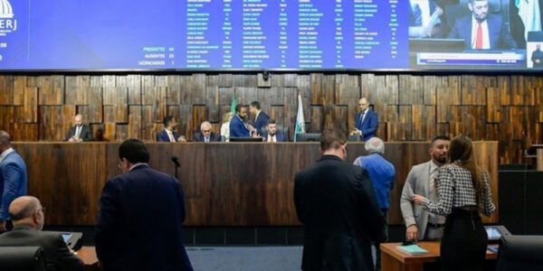 Sessão da Alerj que derrubou o veto de Cláudio Castro sobre a isenção da taxa do Duda
