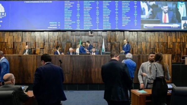 Sessão da Alerj que derrubou o veto de Cláudio Castro sobre a isenção da taxa do Duda