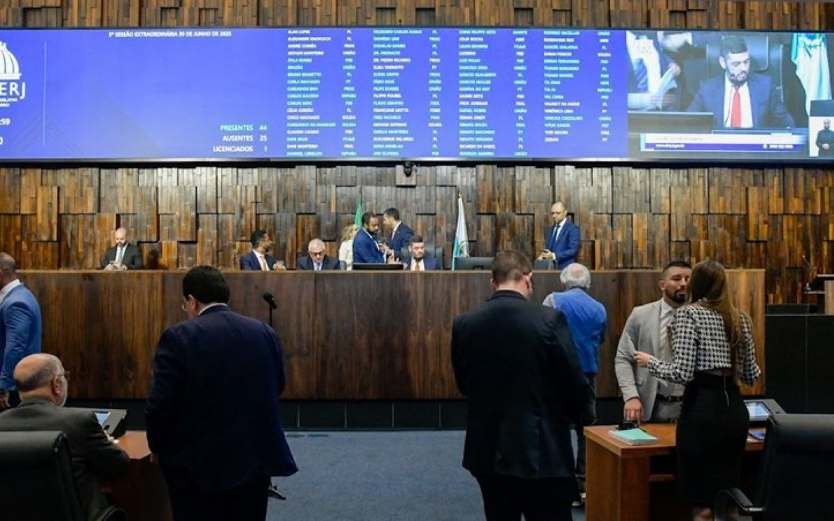 Sessão da Alerj que derrubou o veto de Cláudio Castro sobre a isenção da taxa do Duda