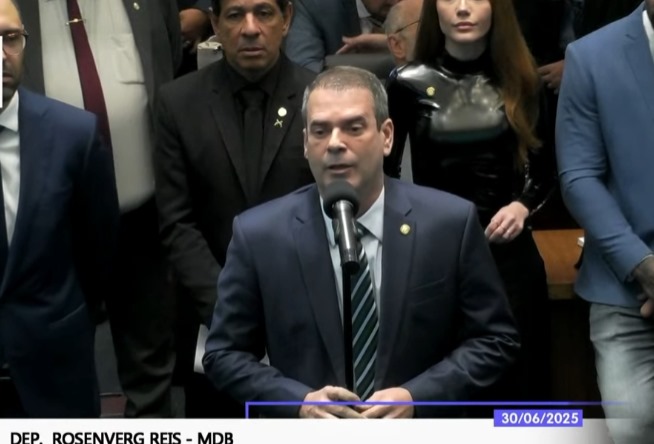 Deputado Roserverg Reis tenta defender o irmão e enfrenta reação dos colegas