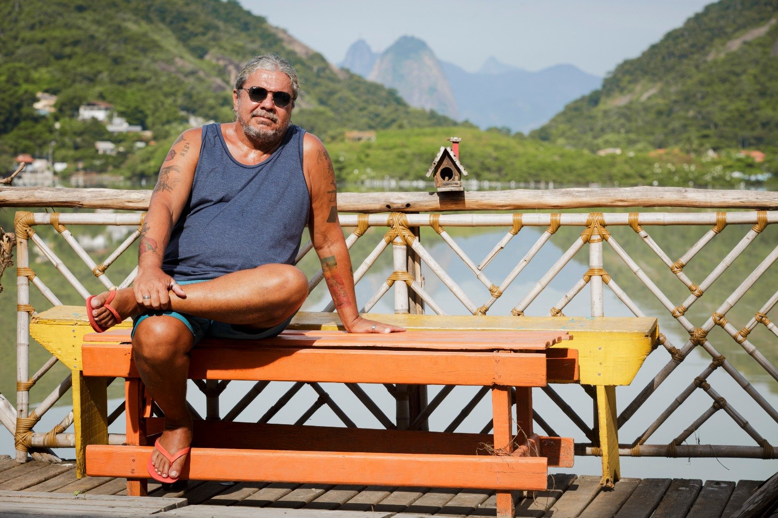 Imagem do historiador e escritor Victor Andrade de Melo, no Parque Orla Piratininga, às margens da lagoa, com o Rio de Janeiro ao fundo, mostra o diálogo natural da cidade com o Rio de Janeiro, conforme abordado por ele na biografia "As seis vidas de Niterói" | Thiago Freitas