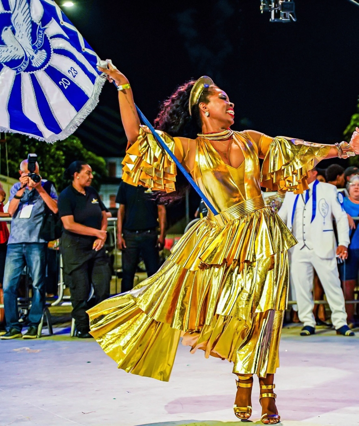 Evolução de Squel durante ensaio técnico, apresentando o pavilhão com paixão e respeito à tradição e ancestralidade do símbolo maior de uma escola de samba: a bandeira, que também levanta tantas outras fora do samba | Leonardo Queiroz/Divulgação