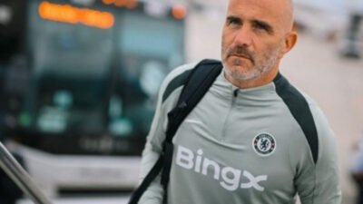 Enzo Maresca protesta após paralisação do jogo Chelsea x Benfica