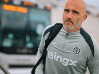 Enzo Maresca protesta após paralisação do jogo Chelsea x Benfica