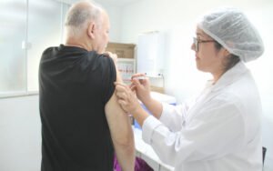 Idoso recebe dose de reforço contra covid-19 em posto de vacinação no Rio de Janeiro