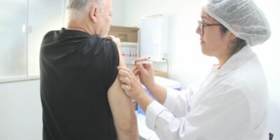Idoso recebe dose de reforço contra covid-19 em posto de vacinação no Rio de Janeiro