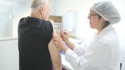 Idoso recebe dose de reforço contra covid-19 em posto de vacinação no Rio de Janeiro