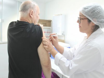 Idoso recebe dose de reforço contra covid-19 em posto de vacinação no Rio de Janeiro