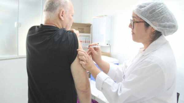 Idoso recebe dose de reforço contra covid-19 em posto de vacinação no Rio de Janeiro
