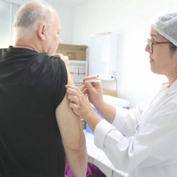 Idoso recebe dose de reforço contra covid-19 em posto de vacinação no Rio de Janeiro