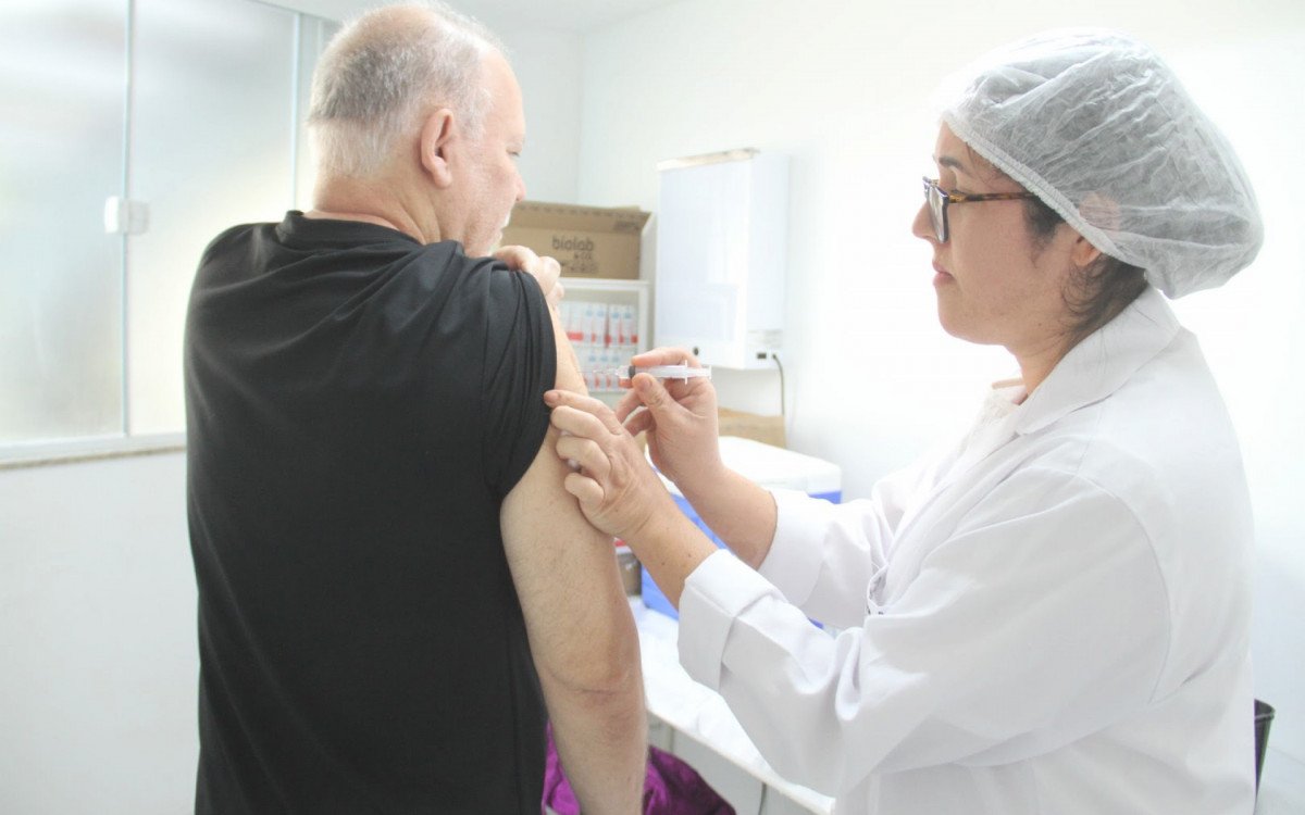Idoso recebe dose de reforço contra covid-19 em posto de vacinação no Rio de Janeiro