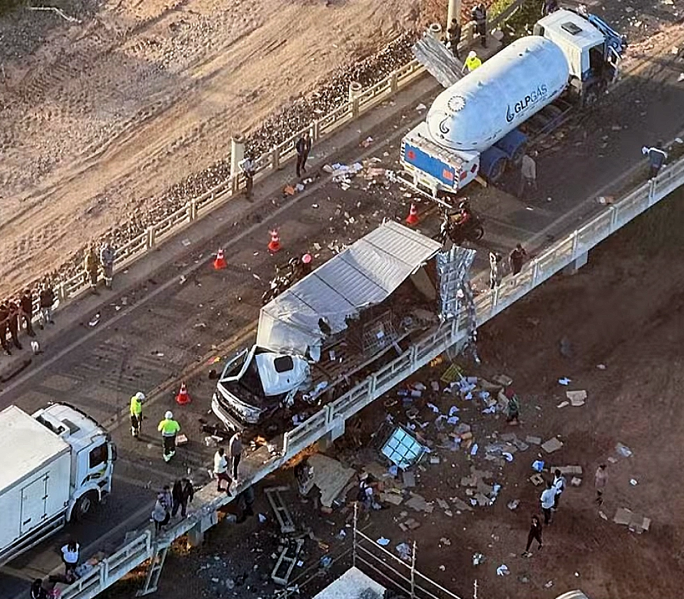 Acidente entre caminhões na Magé-Manilha deixa feridos e cenário de caos | Reprodução TV Globo