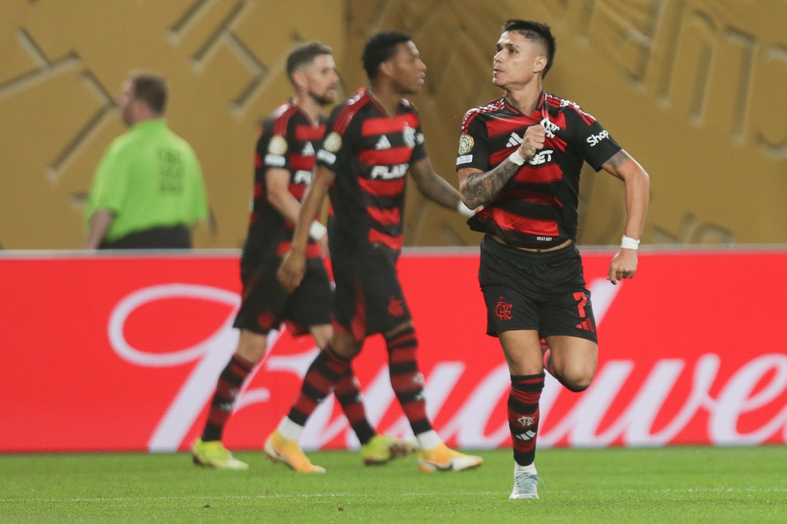 Em mais uma boa atuação no jogo Flamengo 2 x 0 Espéranza, Luiz Araújo comemora seu 18º gol com a camisa do Flamengo e o oitavo na temporada | Gilvan de Souza/CRFv