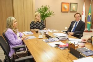 Danielle Guimarães, vice-presidente da Comissão de Previdência Social Pública da OAB-RJ, juntamente com a presidente Ana Tereza Basilio, e Flávio Rodrigues, presidente da Comissão, conversam sobre a pretensão da OAB-RJ quer pode colocar fim na fila do INSS em seu nascedouro | Bruno Mirandella/OAB-RJ
