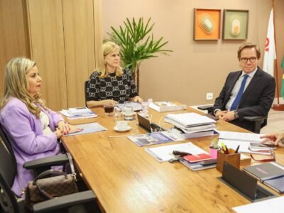 Danielle Guimarães, vice-presidente da Comissão de Previdência Social Pública da OAB-RJ, juntamente com a presidente Ana Tereza Basilio, e Flávio Rodrigues, presidente da Comissão, conversam sobre a pretensão da OAB-RJ quer pode colocar fim na fila do INSS em seu nascedouro | Bruno Mirandella/OAB-RJ
