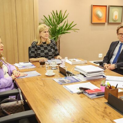 Danielle Guimarães, vice-presidente da Comissão de Previdência Social Pública da OAB-RJ, juntamente com a presidente Ana Tereza Basilio, e Flávio Rodrigues, presidente da Comissão, conversam sobre a pretensão da OAB-RJ quer pode colocar fim na fila do INSS em seu nascedouro | Bruno Mirandella/OAB-RJ