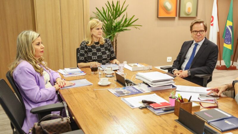 Danielle Guimarães, vice-presidente da Comissão de Previdência Social Pública da OAB-RJ, juntamente com a presidente Ana Tereza Basilio, e Flávio Rodrigues, presidente da Comissão, conversam sobre a pretensão da OAB-RJ quer pode colocar fim na fila do INSS em seu nascedouro | Bruno Mirandella/OAB-RJ