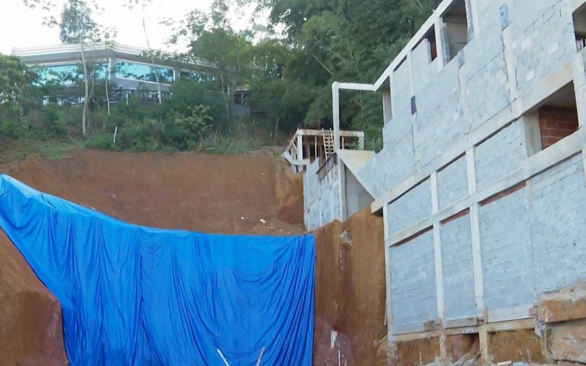 Imóveis irregulares em área de proteção ambiental no Parque Nacional da Floresta da Tijuca