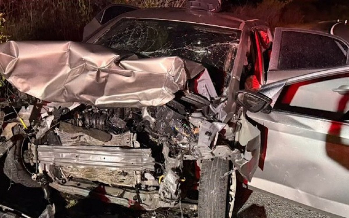 Carros destruídos após acidente com vítimas na BR-230, no Sertão da Paraíba