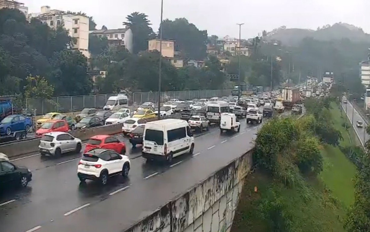 Agentes controlam tráfego após acidente fatal na Linha Amarela