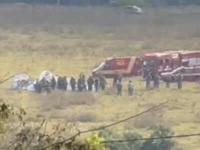 Viaturas do Corpo de Bombeiros isolam área da queda de avião em São José do Rio Preto