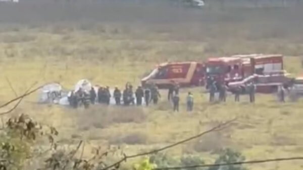 Viaturas do Corpo de Bombeiros isolam área da queda de avião em São José do Rio Preto
