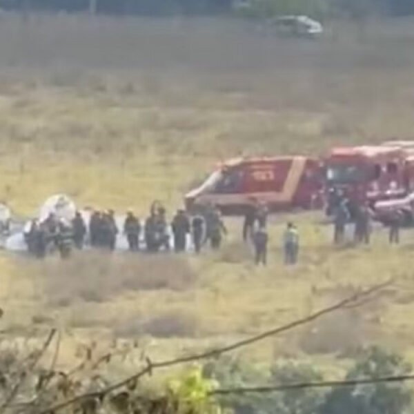 Viaturas do Corpo de Bombeiros isolam área da queda de avião em São José do Rio Preto