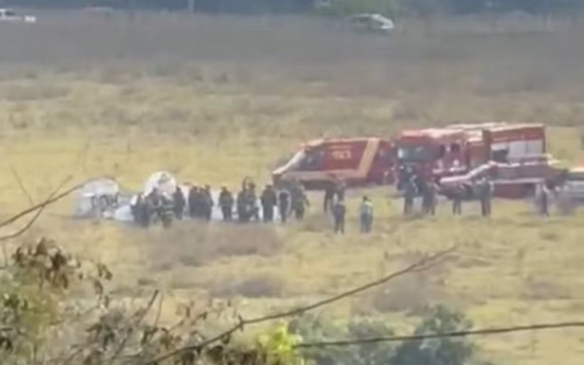 Viaturas do Corpo de Bombeiros isolam área da queda de avião em São José do Rio Preto