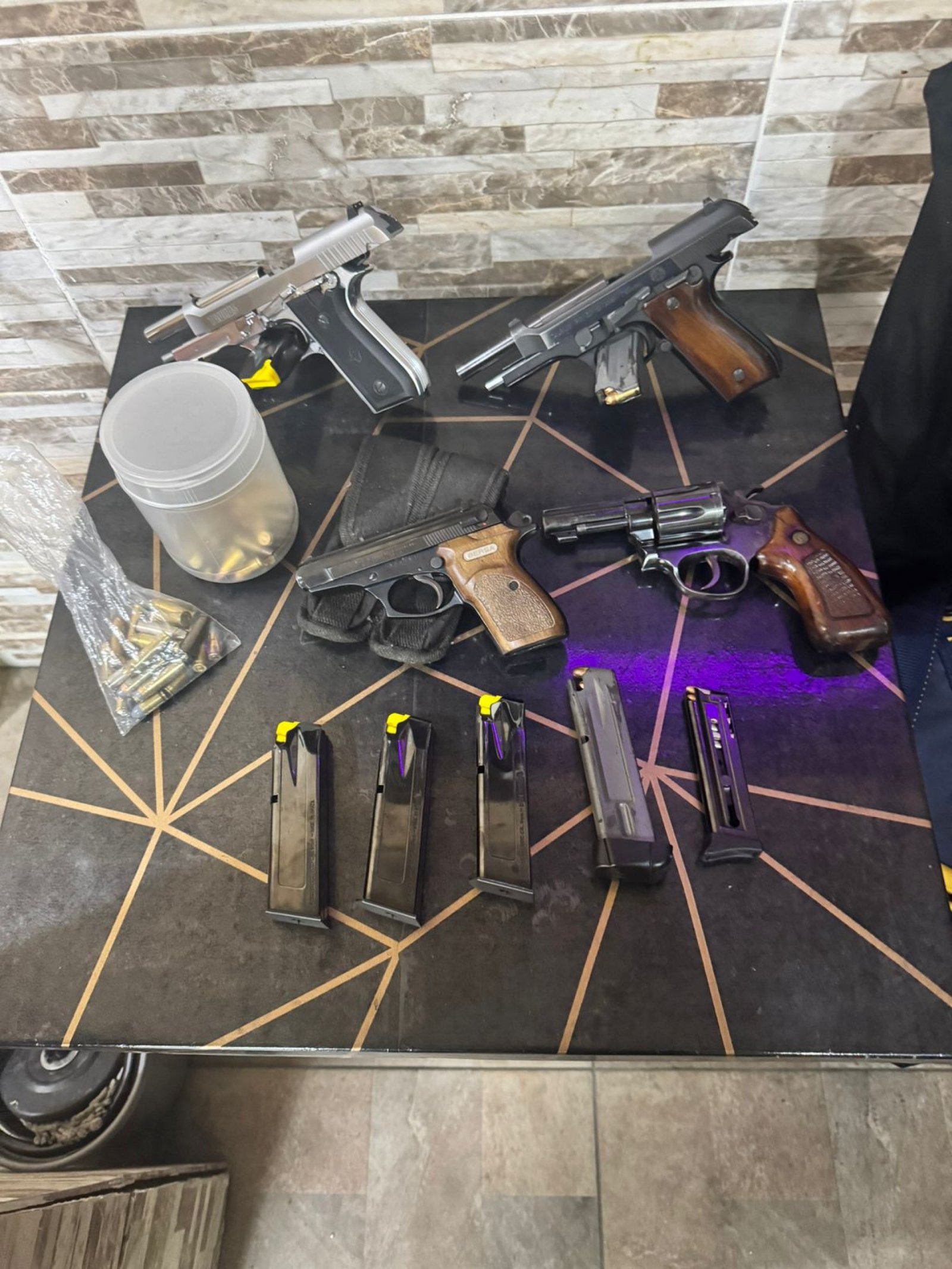 Armas, silenciadores e munições apreendidos em operação da Polícia Civil em Nova Iguaçu