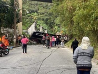 Caminhão com carga de cerveja destruído após queda de viaduto na BR-040