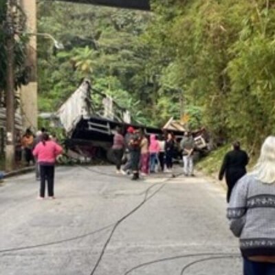 Caminhão com carga de cerveja destruído após queda de viaduto na BR-040
