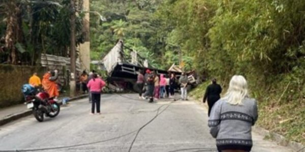 Caminhão com carga de cerveja destruído após queda de viaduto na BR-040