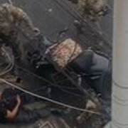 Agentes da Polícia Civil socorrem motociclista baleado durante operação em Manguinhos, no Rio de Janeiro