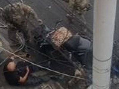 Agentes da Polícia Civil socorrem motociclista baleado durante operação em Manguinhos, no Rio de Janeiro