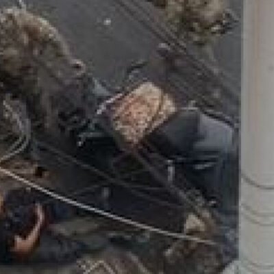 Agentes da Polícia Civil socorrem motociclista baleado durante operação em Manguinhos, no Rio de Janeiro