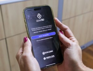 Aplicativo Celular Seguro RJ sendo apresentado por autoridades no lançamento