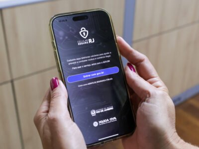 Aplicativo Celular Seguro RJ sendo apresentado por autoridades no lançamento