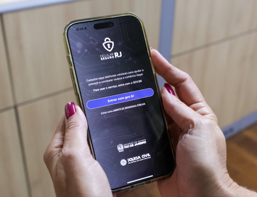 Aplicativo Celular Seguro RJ sendo apresentado por autoridades no lançamento