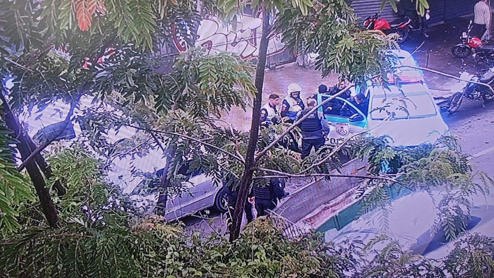Agentes da Segurança Presente em operação conjunta com a DHNSG durante prisão no Centro de Niterói